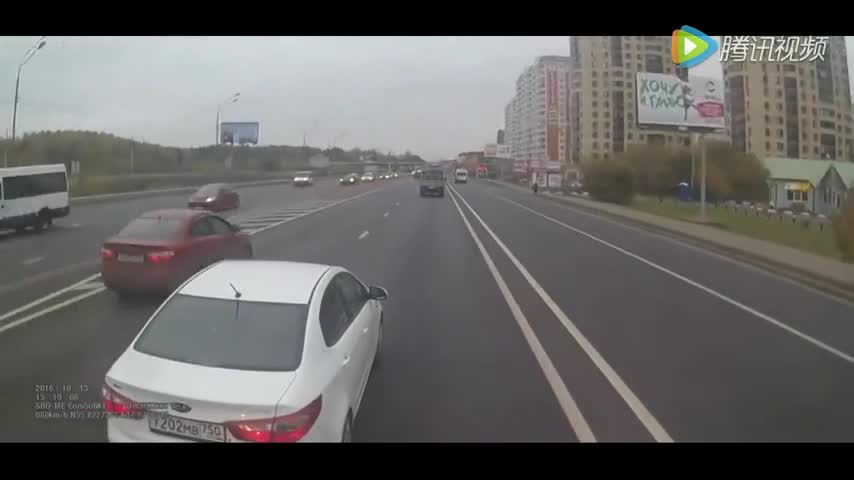 起亚车主连续别在大卡车面前，卡车司机忍无可忍狂加油门