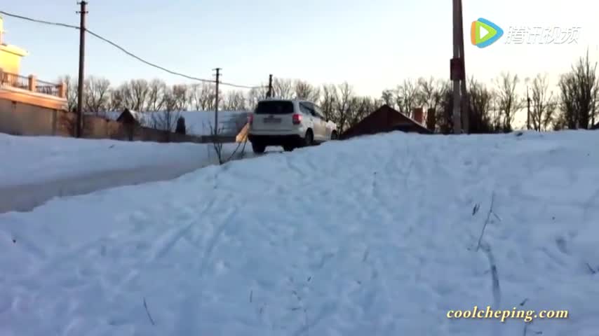 这个坡滑得人都站不住，但这辆SUV直接上去了，真牛