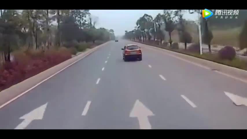 实拍大货车司机疯狂别车招招狠毒，最后干脆直接撞了上去