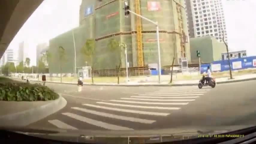 电动车逆行直接被撞飞！