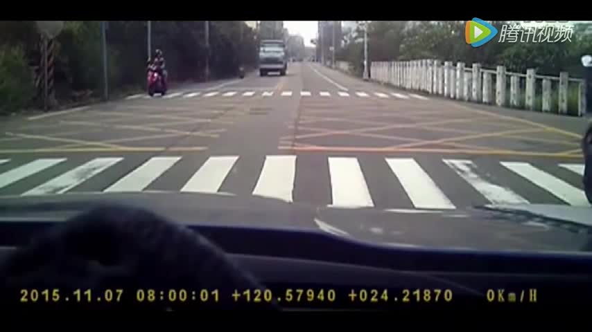 骑电动车女神转弯都没回头，无情大挂车瞬间压过去