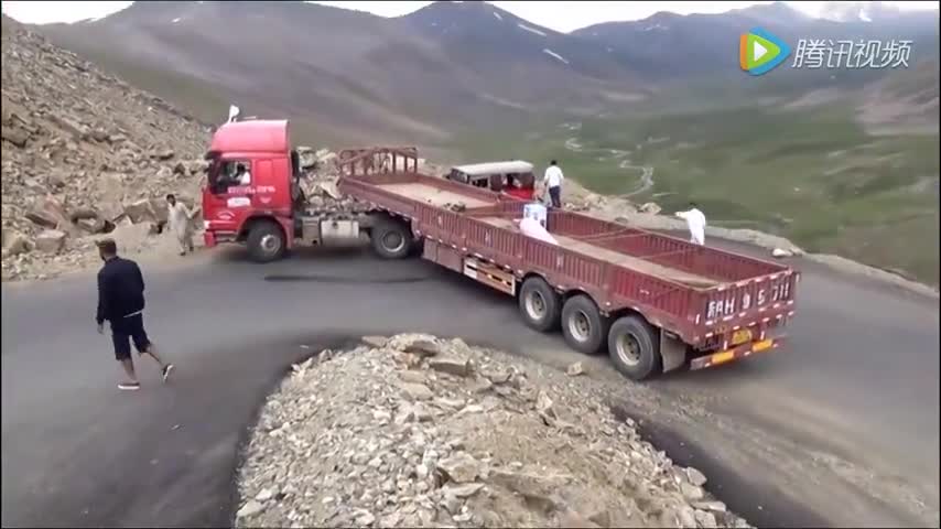 一辆中国牌照长卡车在巴基斯坦被困，特别好奇是怎么开过去的呢？