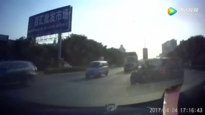 实拍惊险一幕，男子骑电动车横穿马路被撞飞