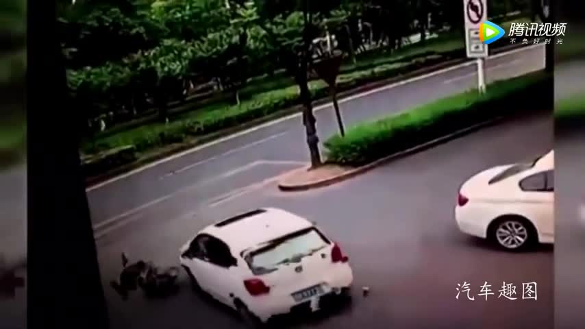 新手司机撞倒电动车后，接下来的反应让人没想到！