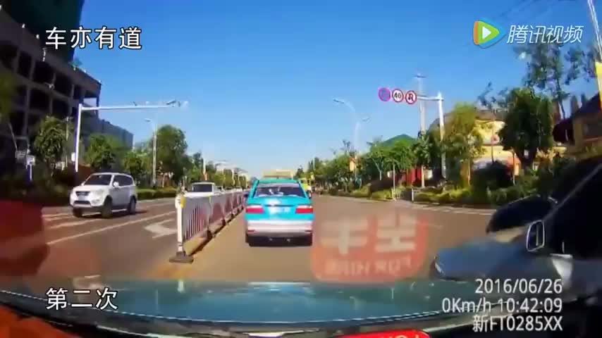 一分钟内被别8次 出租车最终成功惩罚日系轿车 拍手称快！