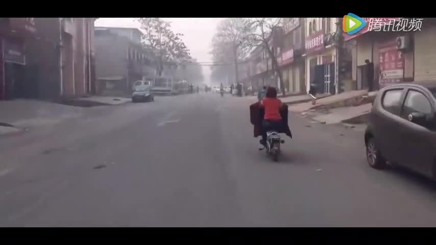 这谁家的孩子骑电动车乱舞，开车的大哥要忍不住了吧？