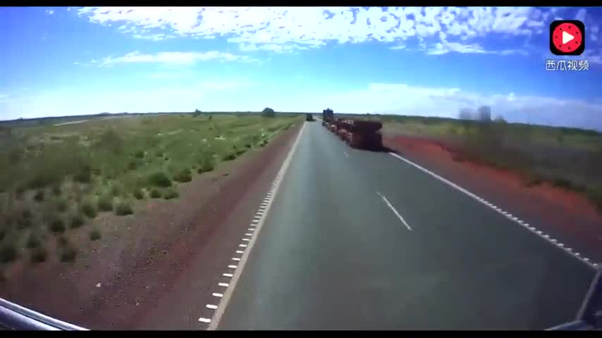澳大利亚公路上，随处可见的超长卡车