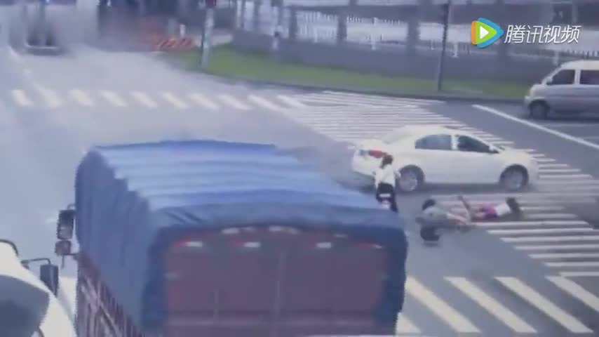 美女骑电动车逆行闯红灯，直接被撞飞