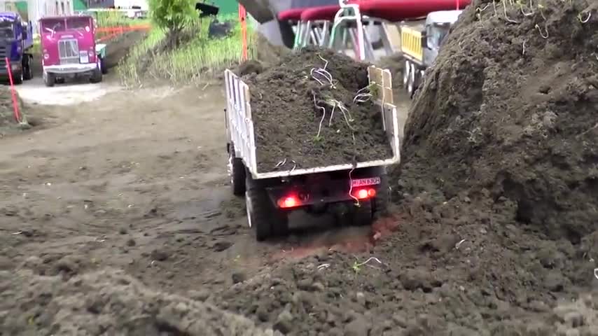 看到这五脏俱全的小卡车，人类一下变成了巨人