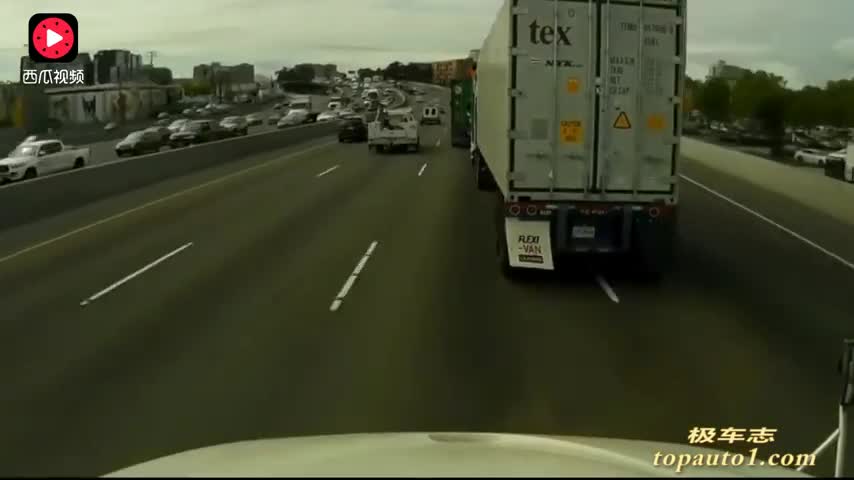 开车为什么要远离卡车，因为你永远猜不到它下一步会怎样