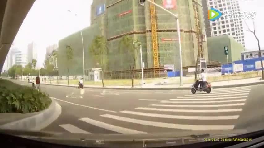 这下麻烦大，逆行骑电动车的大妈被我撞飞！