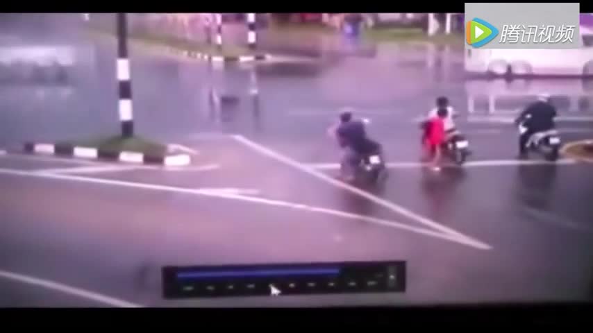 太可怕了，大货车失控横扫三辆电动车，行人疯狂逃命！