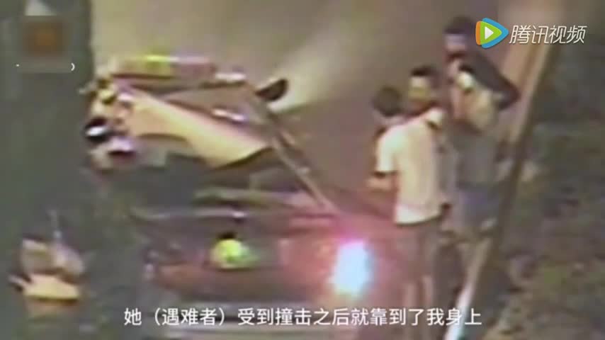 出租车快速路上倒车，惨被大货车撞成两厢