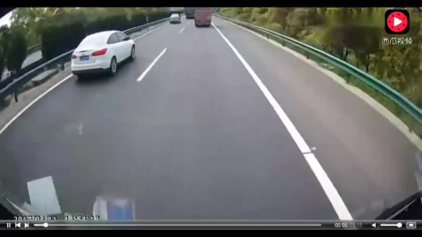 大客车摁18次喇叭，电动车依旧装傻充愣，3秒后奥迪无辜变废铁