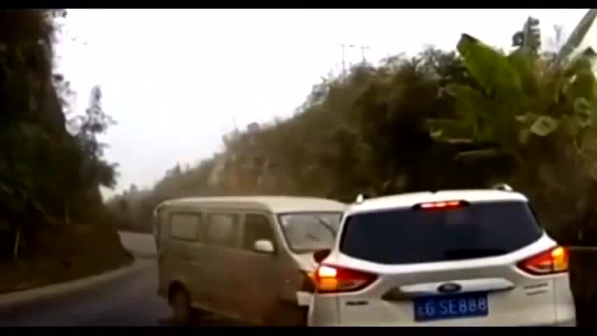 大众SUV女司机一个漂亮的倒车火了，敢问有几个老司机能做到？