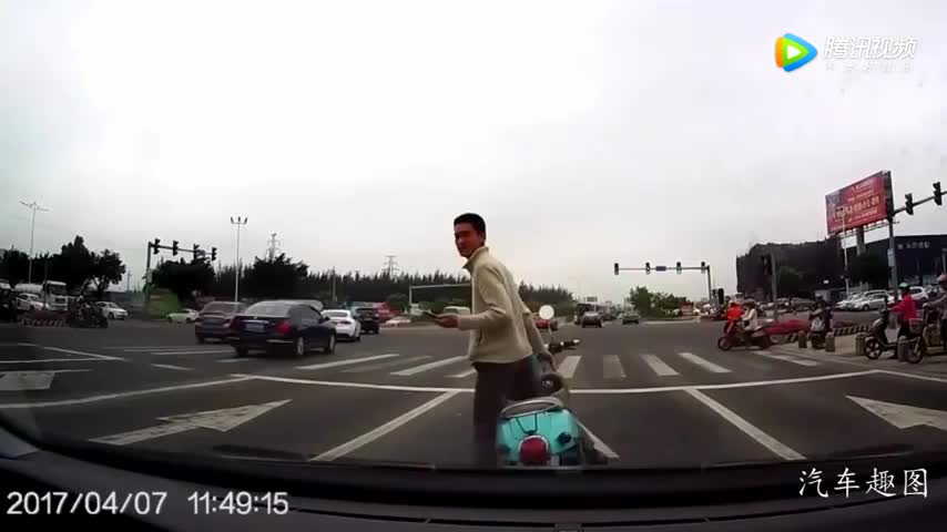 在电动车后面按了下喇叭，接下来差点挨打，太嚣张了！