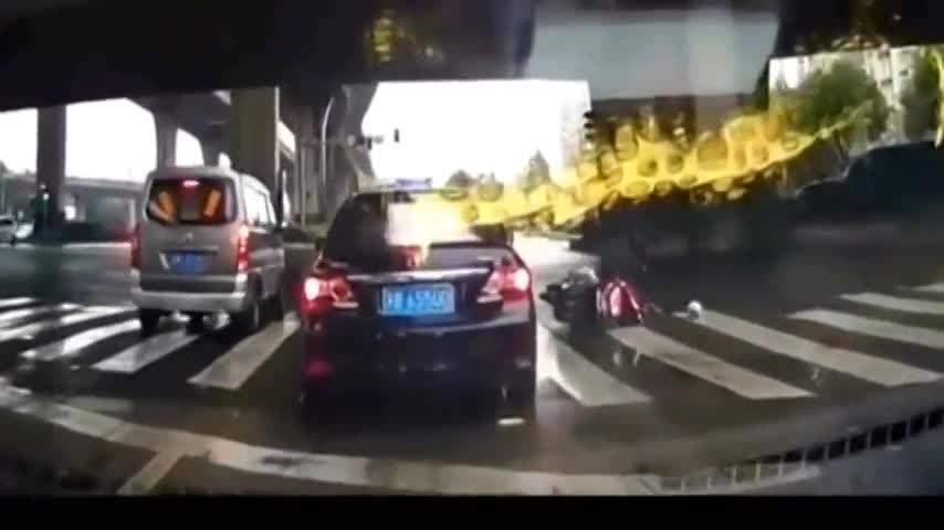 SUV被大众途观鸣笛催促后故意急刹，火爆途观猛轰油门怒撞