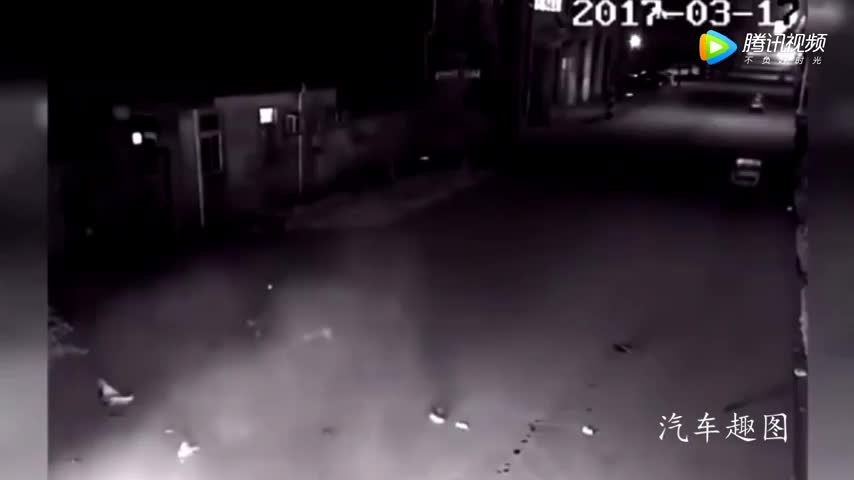 夜晚监控拍下这诡异车祸，这么亮的车灯，难道电动车真没看到？