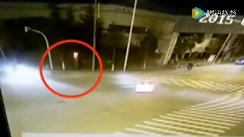 太惨了 轿车撞翻SUV 车内飞出婴儿