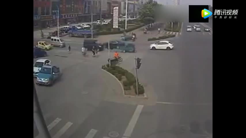 一起等信号灯，载人电动车进入大货车盲区，付出生命代价