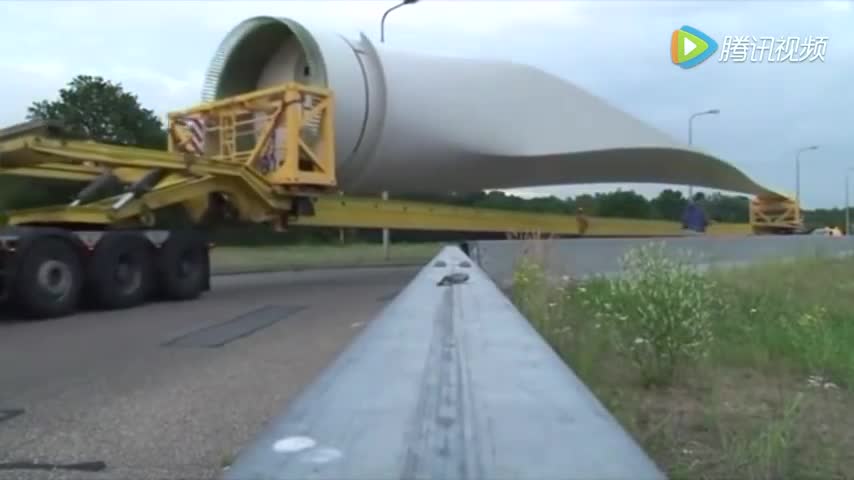 世界上最大卡车，载重400吨，62个轮子