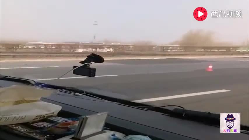 卡车高速路甩尾