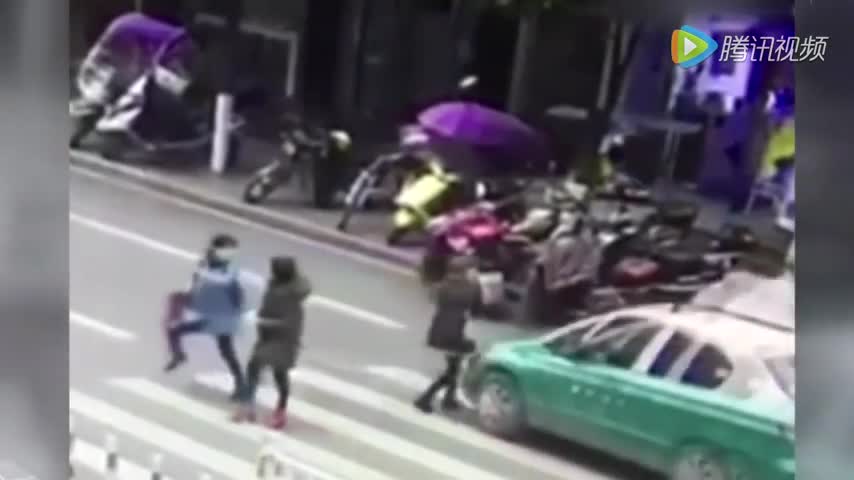 实拍女子过马路突然一个转身，被出租车撞飞