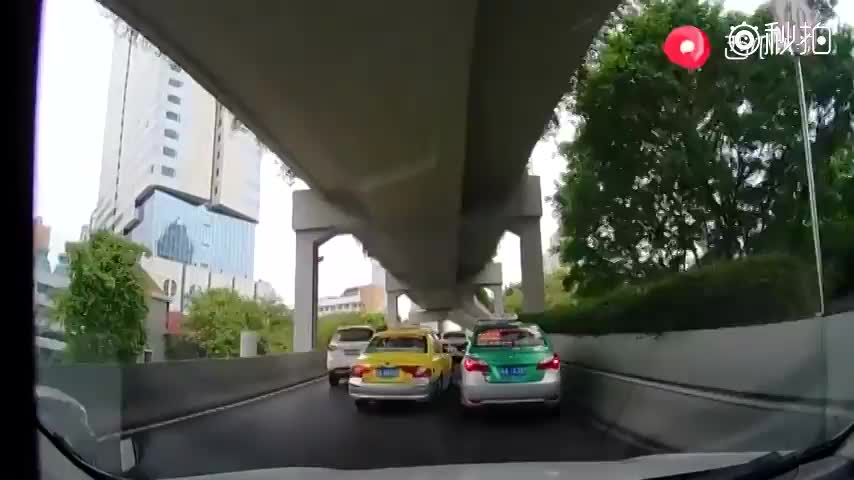 出租车都是老司机，老司机都是这样开车，还好没耽误后车的时间