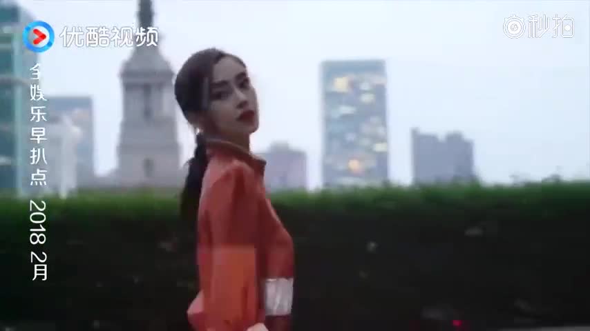 Angelababy巴黎看秀 风雪天穿吊带裙美丽冻人