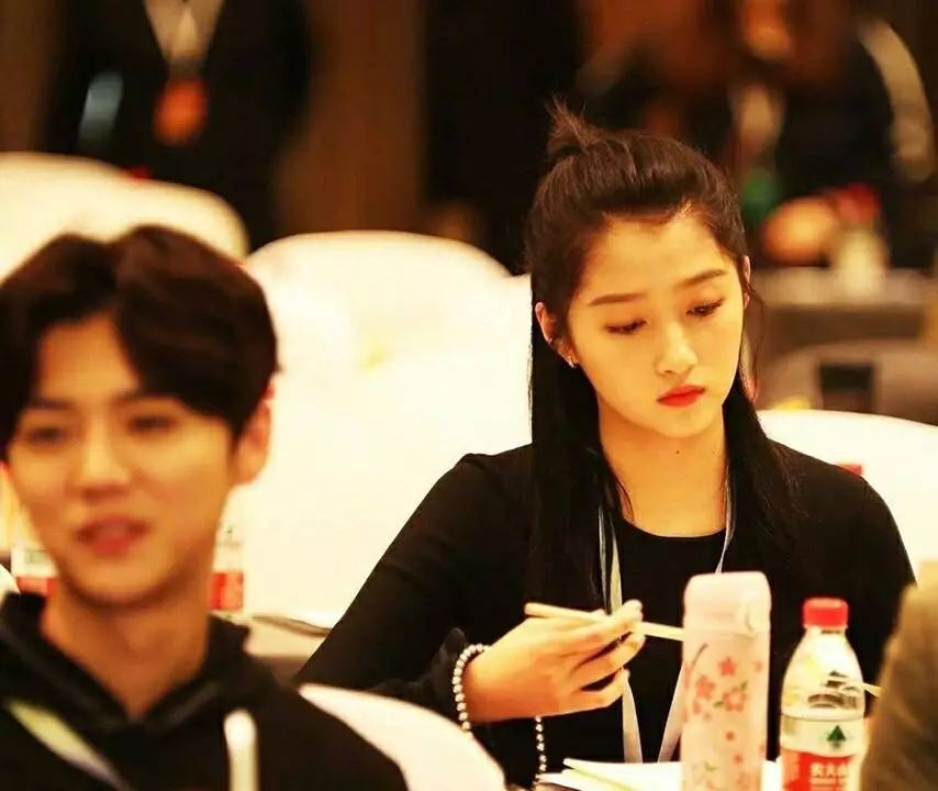 鹿晗和关晓彤春节期间去日本度假,不仅互换衣