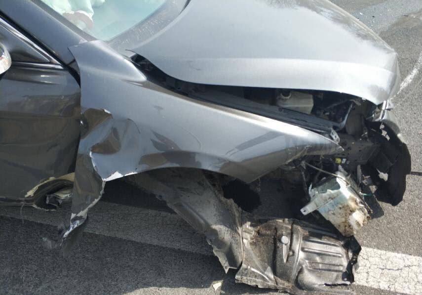 大连轿车撞栏杆车轮飞出车损严重 疑因躲避逆