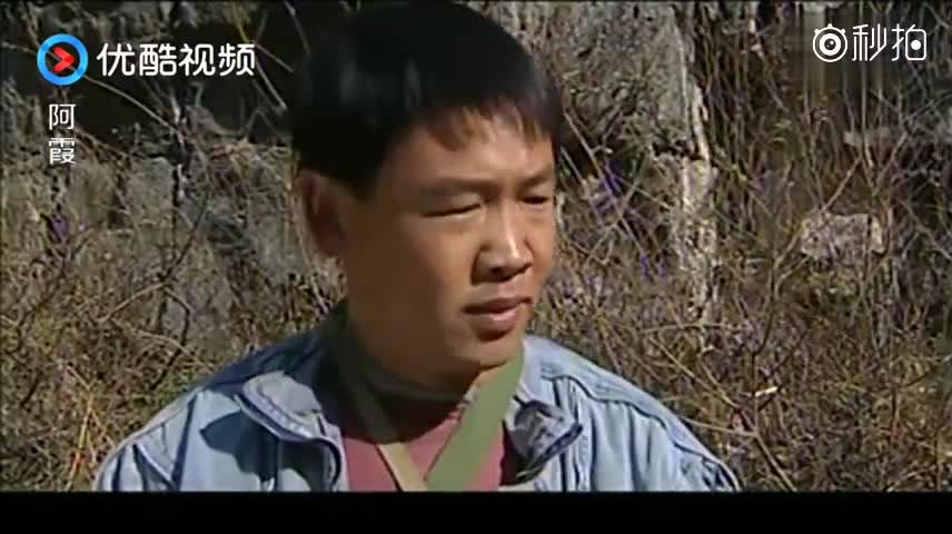 阿霞:三小找到了逃跑的阿霞一心劝他回去,阿霞跪下求他放了自己
