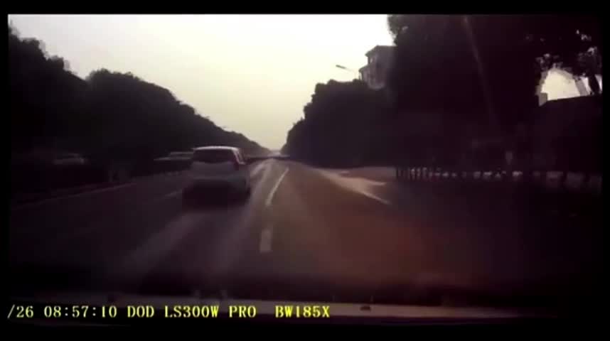 作死的视频车，明看到SUV已开始刹车还从右侧超车，撞上三轮车