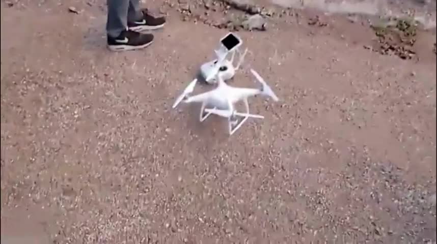 土豪刚250万提的奥迪跑车，按下钥匙后才知道开始显摆了！