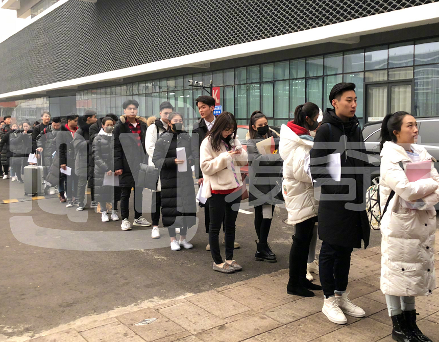 北电举行艺考初试，宋祖儿扎高马尾 口罩遮面低调现身，祖儿加油