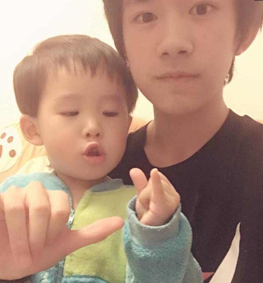 易烊千玺女生合照被疯传,看清对方长相后,网友:我差点就信了!图片