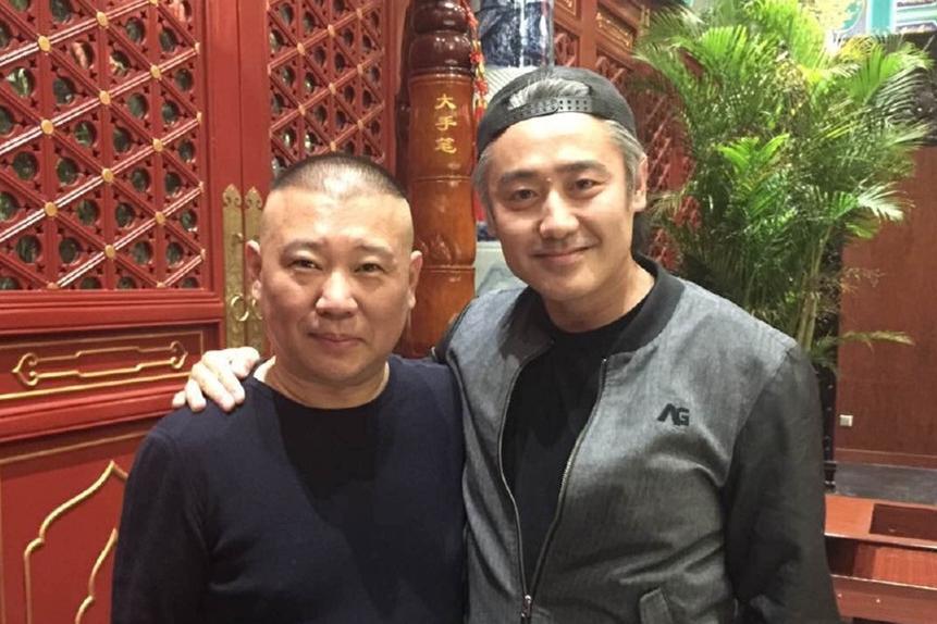 49岁吴秀波全家近照,家世显赫却身无分文,为养