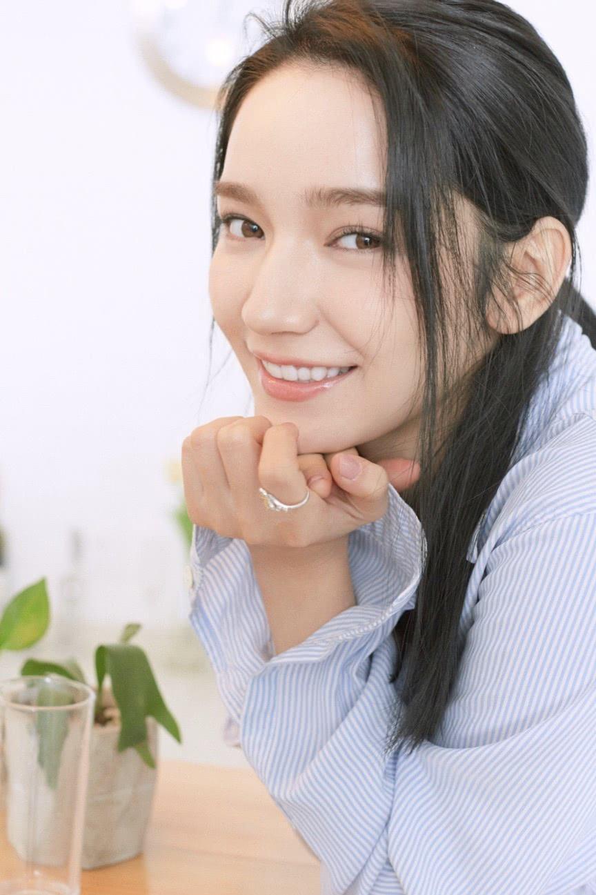 她也是杨幂旗下新疆女艺人,事业发展不敌热巴