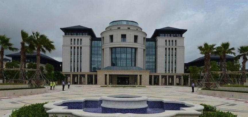 中国面积最小的大学, 双语教育绝无仅有, 内地高