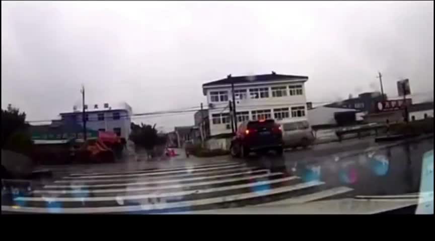 黑色SUV随意调头，面包车无视就这样撞了过来