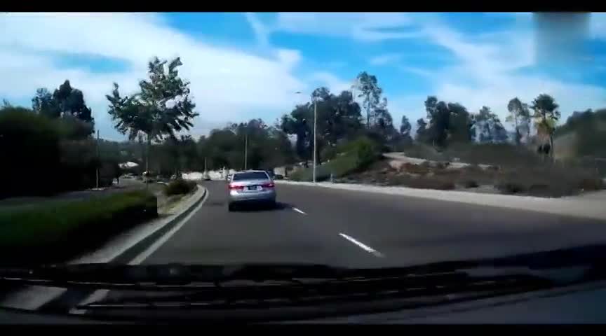 疯狂女司机，如果没有监控，我不敢相信有这样的女司机