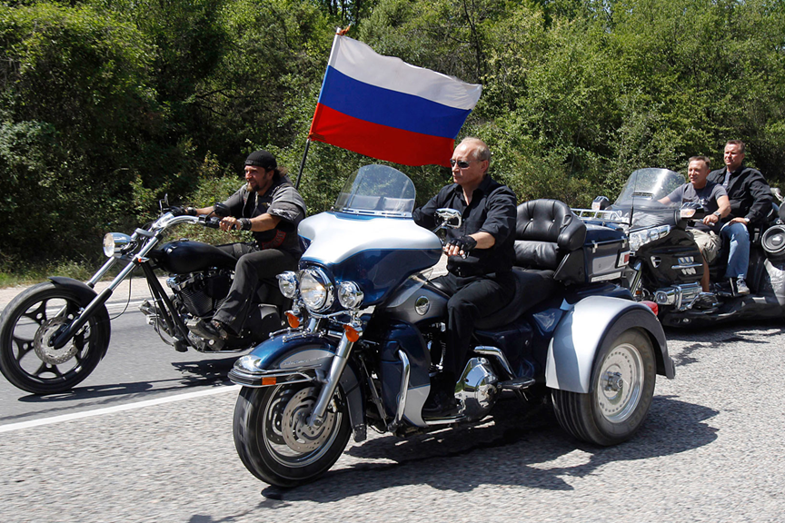 战斗民族出奇招，无上装美女人肉限速