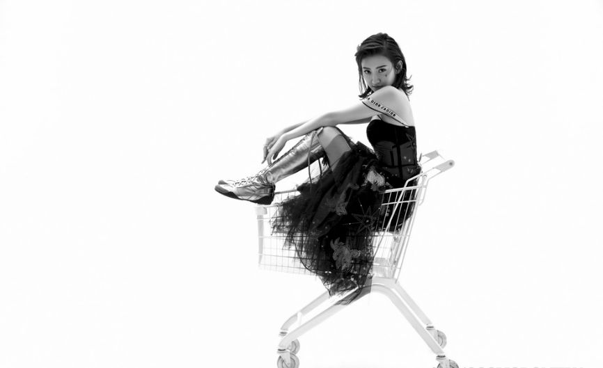 景甜玩大了!穿抹胸透视黑丝裙,还敢这样的坐姿