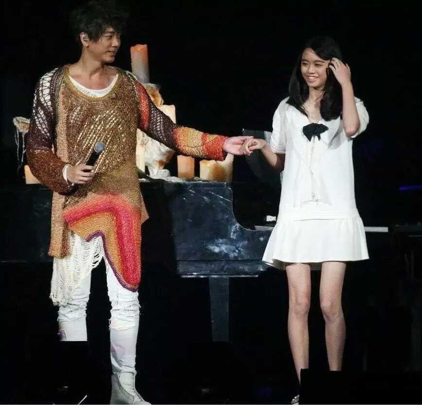 信与17岁女儿同台演唱, 被网友吐槽老婆得有多