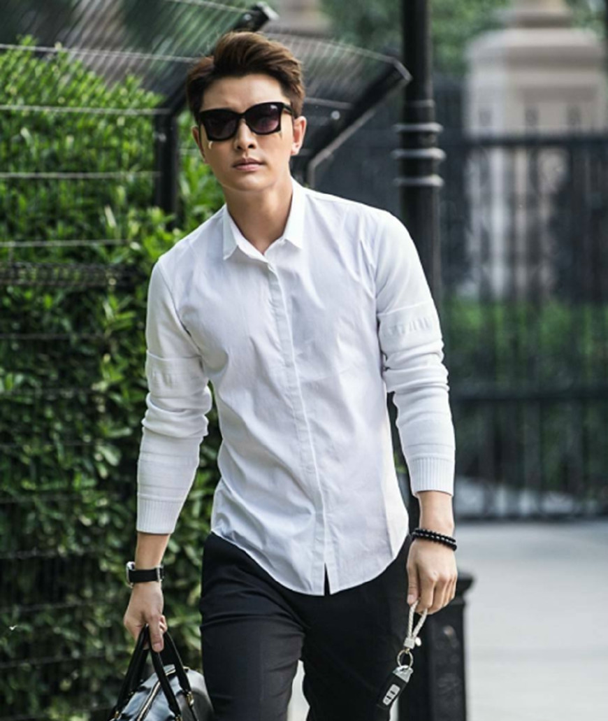 贾乃亮这辆跑车不一般,车上签名很多,洗车时要