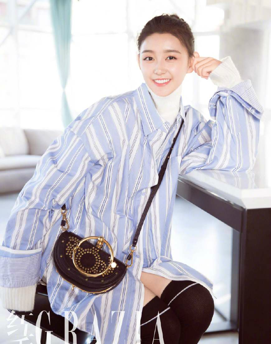 蒋依依身穿羽绒服配修身牛仔裤,上宽下窄巧妙拉长身高