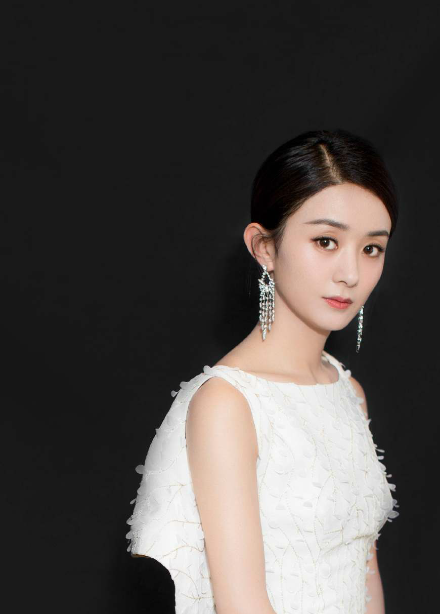 赵丽颖轻松驾驭白色礼服,女王气场艳全场_新浪看点