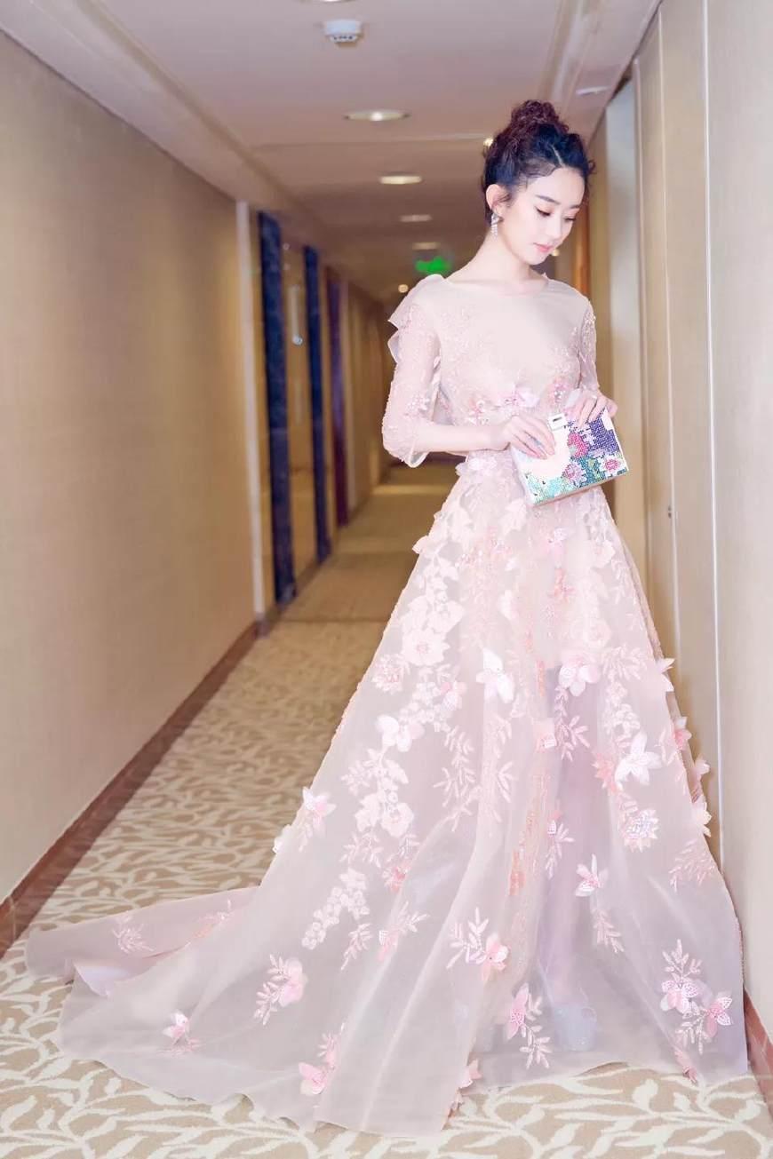 贾静雯与赵丽颖身穿时尚晚礼服