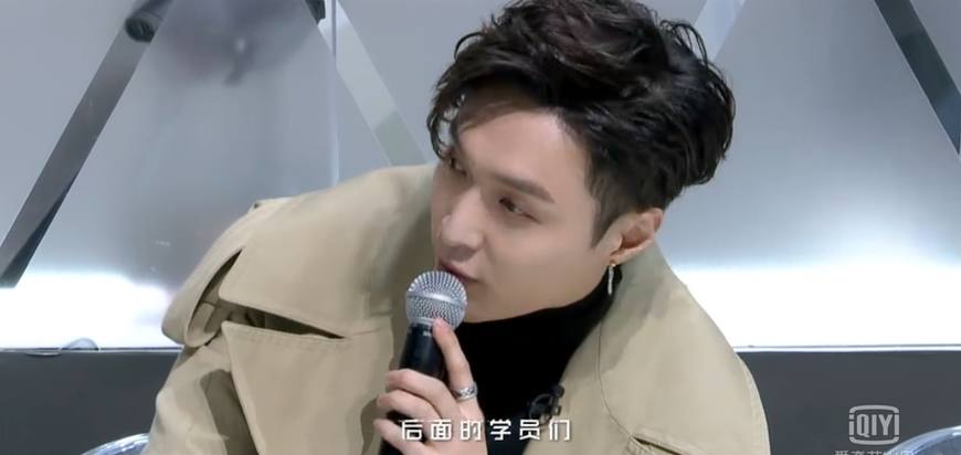张艺兴当导师性格大变!现场严厉批评,引选手大