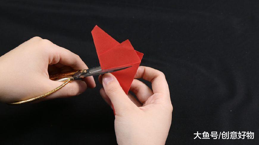 拿张纸简单叠几下剪一刀, 就可以做出五角星, 这次你看会了吗?